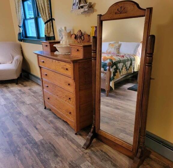 Moonlight Manor Bed And Breakfast