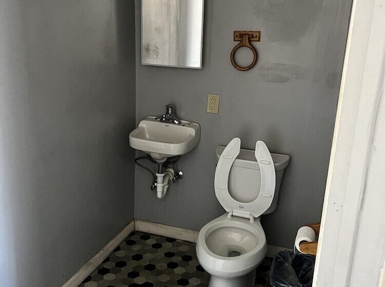 فندق على الطريق Grand Howell Inn