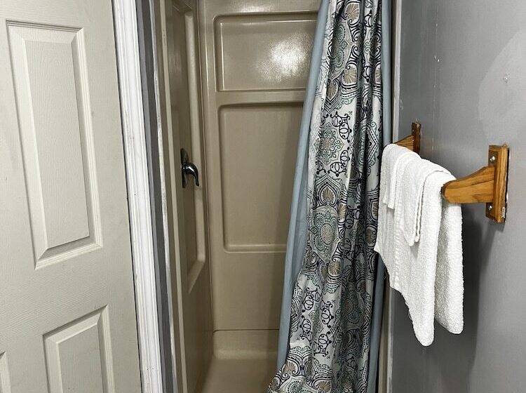 فندق على الطريق Grand Howell Inn