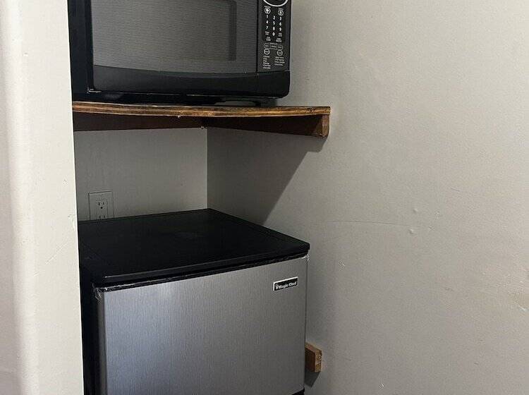 فندق على الطريق Grand Howell Inn