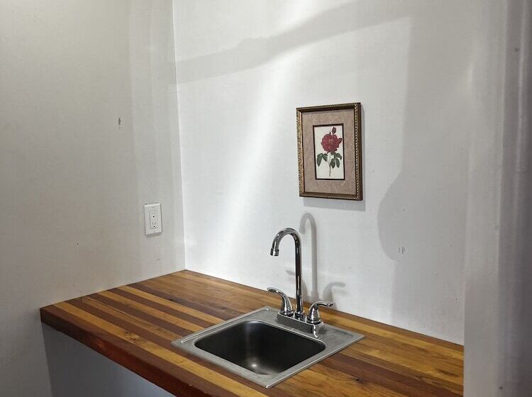 فندق على الطريق Grand Howell Inn