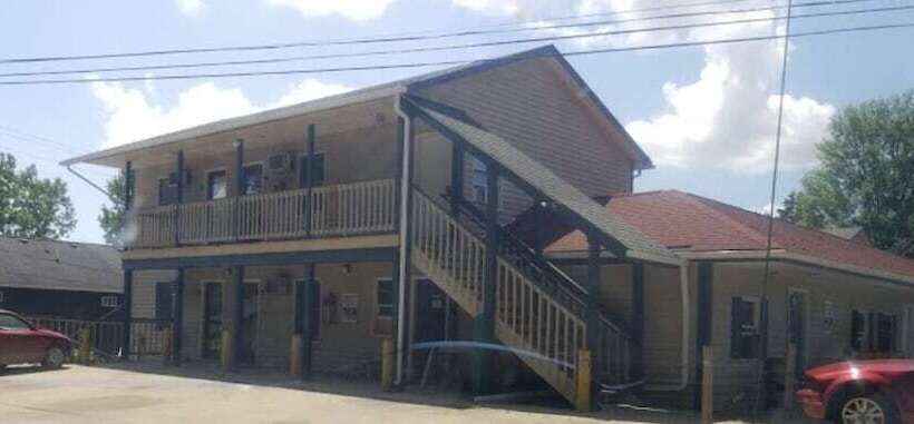 فندق على الطريق Grand Howell Inn