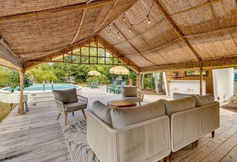 Mount Dora Home: Private Pool, Spa & Tropical Bar!