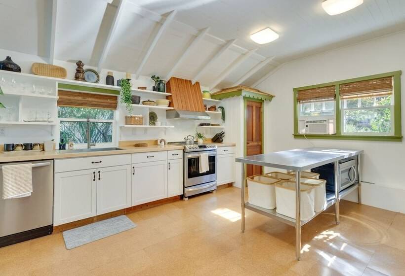 Mount Dora Home: Private Pool, Spa & Tropical Bar!