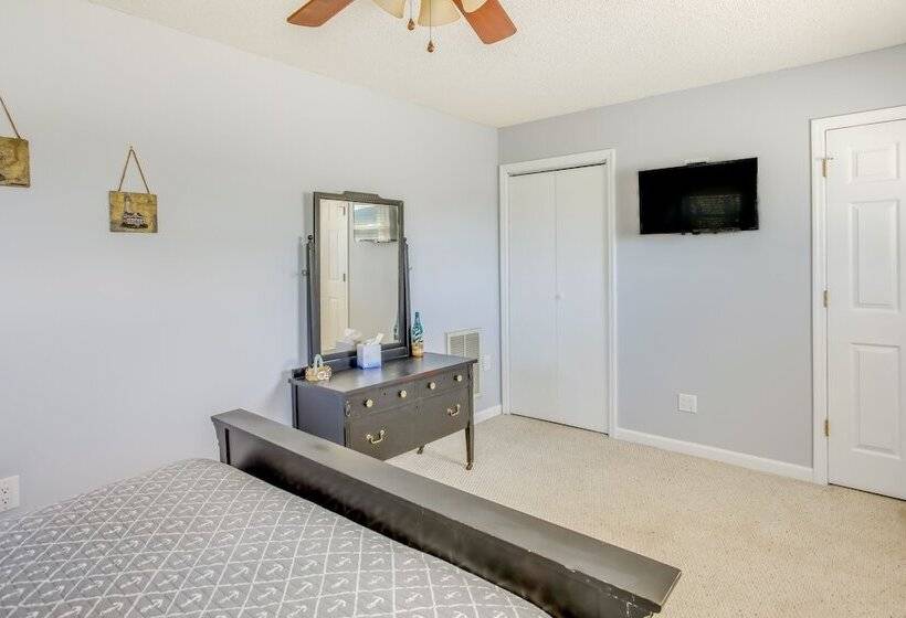 Oak Island Home W/ Screened Porch ~ 1 Mi To Beach!