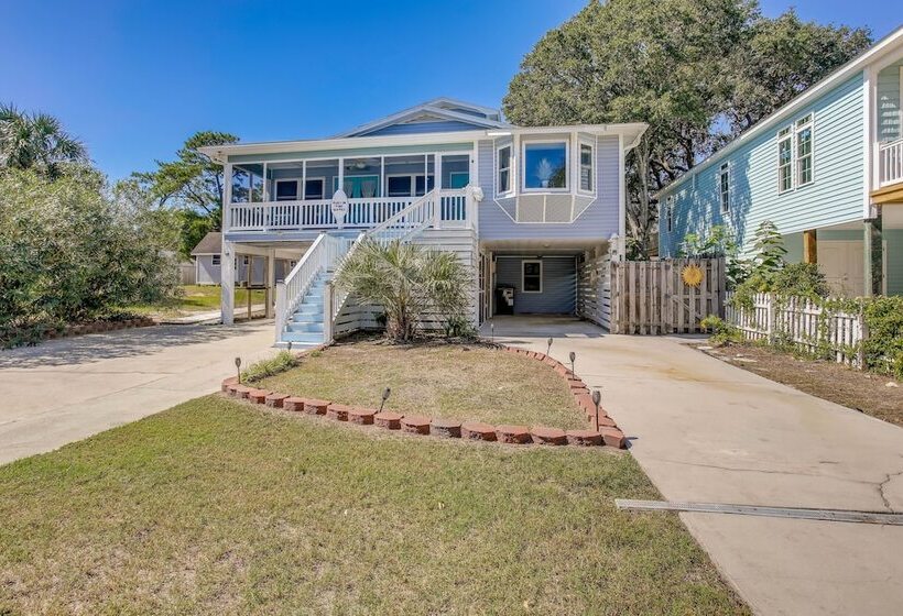 Oak Island Home W/ Screened Porch ~ 1 Mi To Beach!