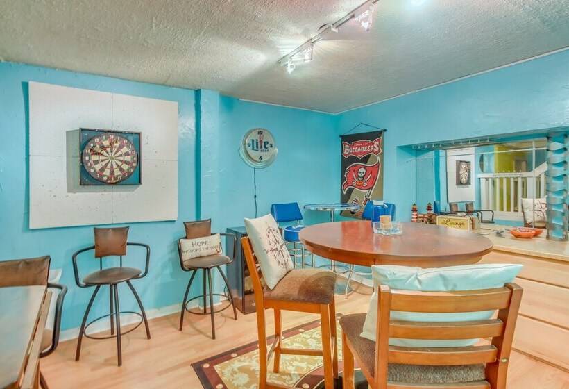 Oak Island Home W/ Screened Porch ~ 1 Mi To Beach!