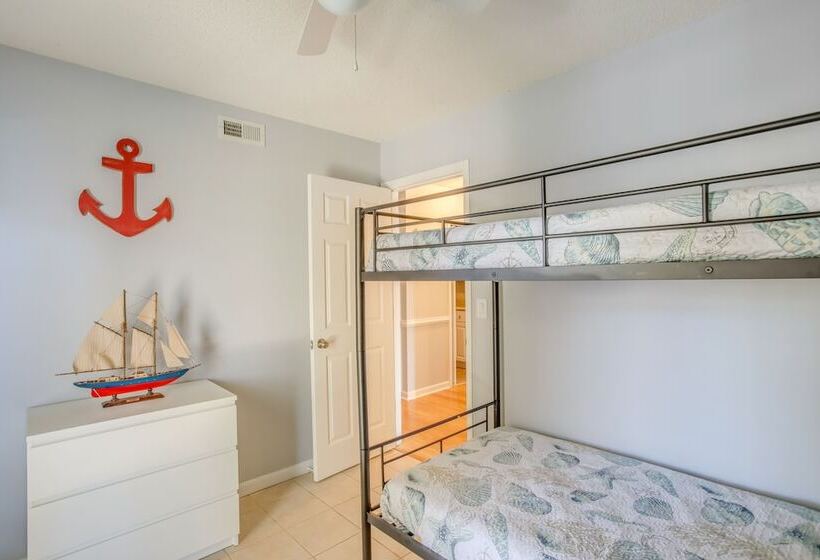 Oak Island Home W/ Screened Porch ~ 1 Mi To Beach!