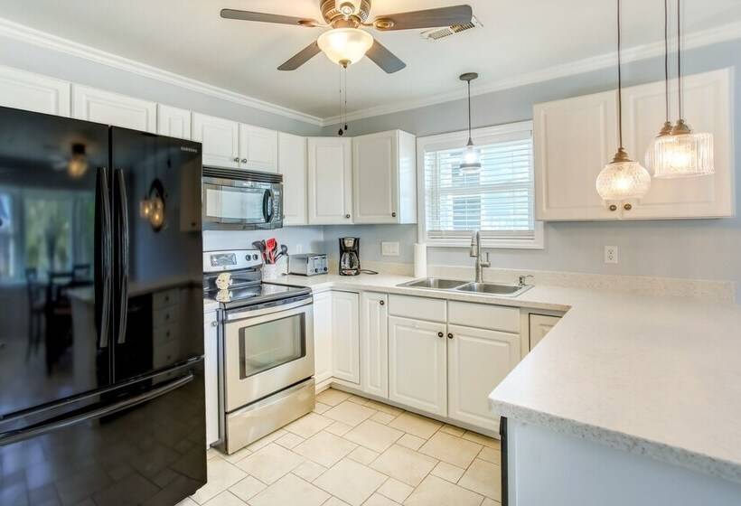 Oak Island Home W/ Screened Porch ~ 1 Mi To Beach!