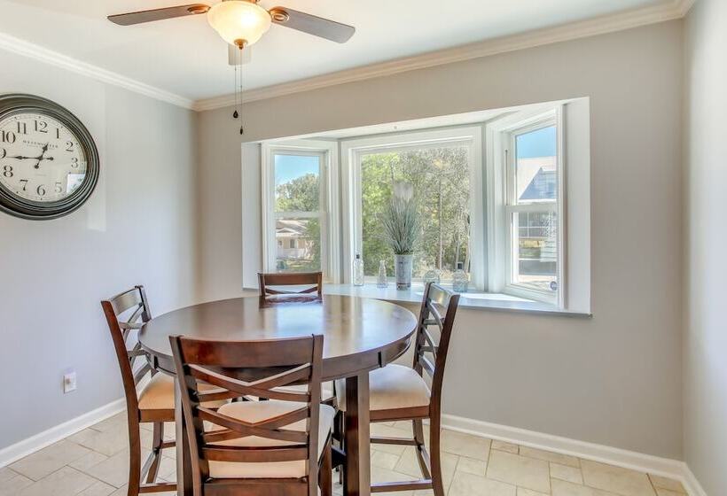 Oak Island Home W/ Screened Porch ~ 1 Mi To Beach!