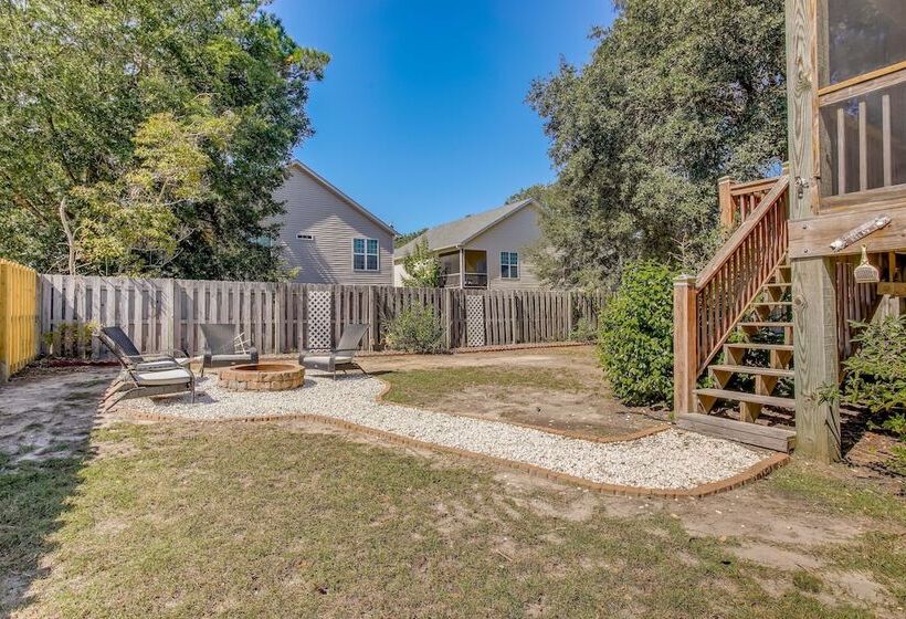 Oak Island Home W/ Screened Porch ~ 1 Mi To Beach!