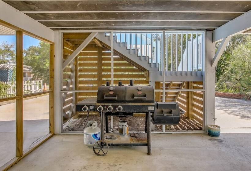 Oak Island Home W/ Screened Porch ~ 1 Mi To Beach!