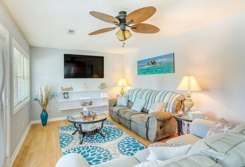 Oak Island Home W/ Screened Porch ~ 1 Mi To Beach!