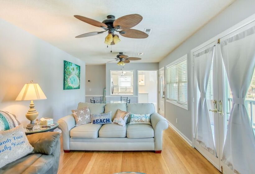 Oak Island Home W/ Screened Porch ~ 1 Mi To Beach!