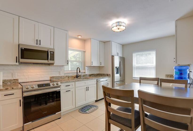 Peaceful Country Home In Williston: Horses Welcome