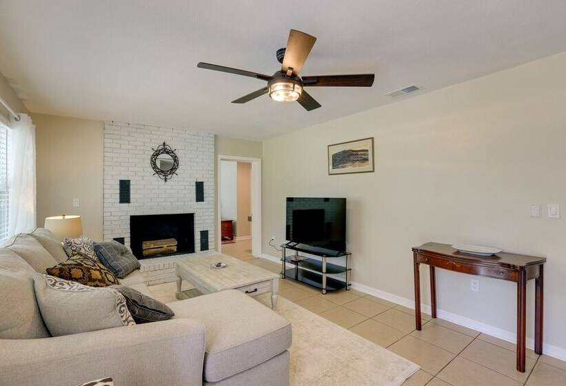 Peaceful Country Home In Williston: Horses Welcome