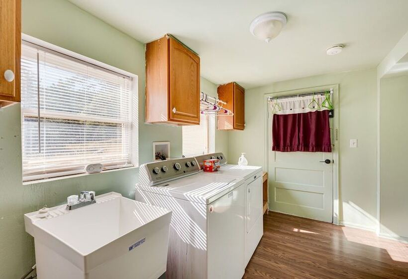 17 Mi To Town: Peaceful Pet Friendly Golden Cabin!