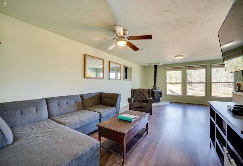 17 Mi To Town: Peaceful Pet Friendly Golden Cabin!