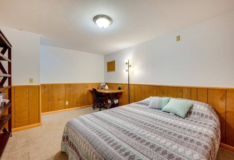 17 Mi To Town: Peaceful Pet Friendly Golden Cabin!