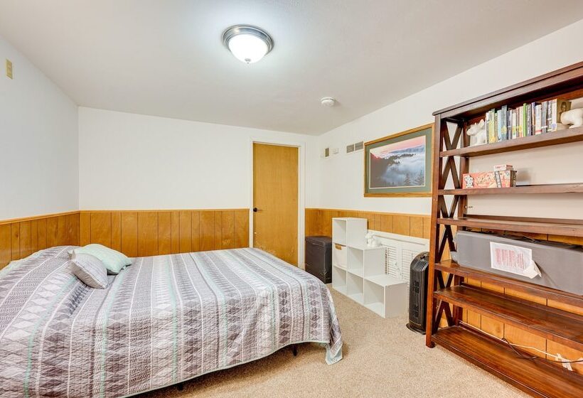 17 Mi To Town: Peaceful Pet Friendly Golden Cabin!