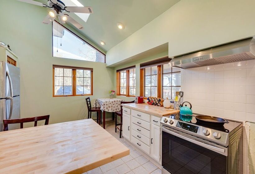 17 Mi To Town: Peaceful Pet Friendly Golden Cabin!