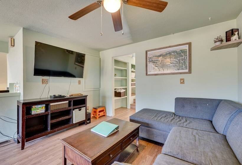 17 Mi To Town: Peaceful Pet Friendly Golden Cabin!