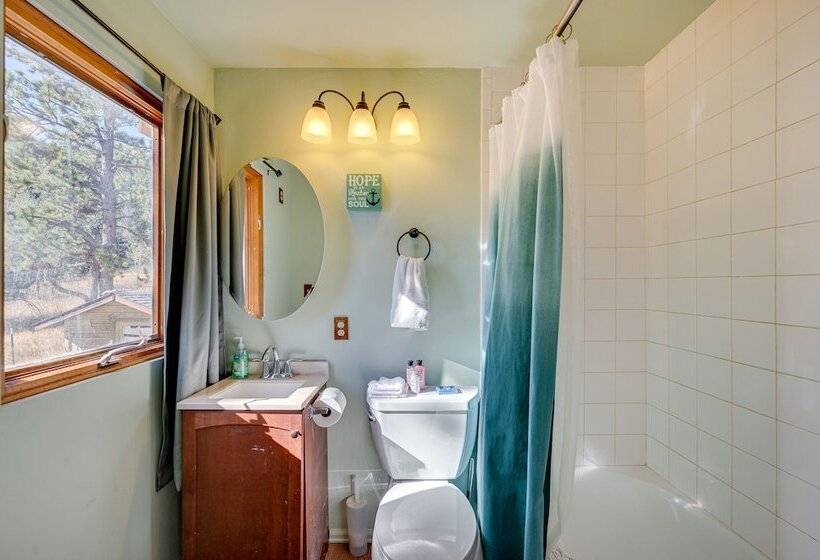 17 Mi To Town: Peaceful Pet Friendly Golden Cabin!