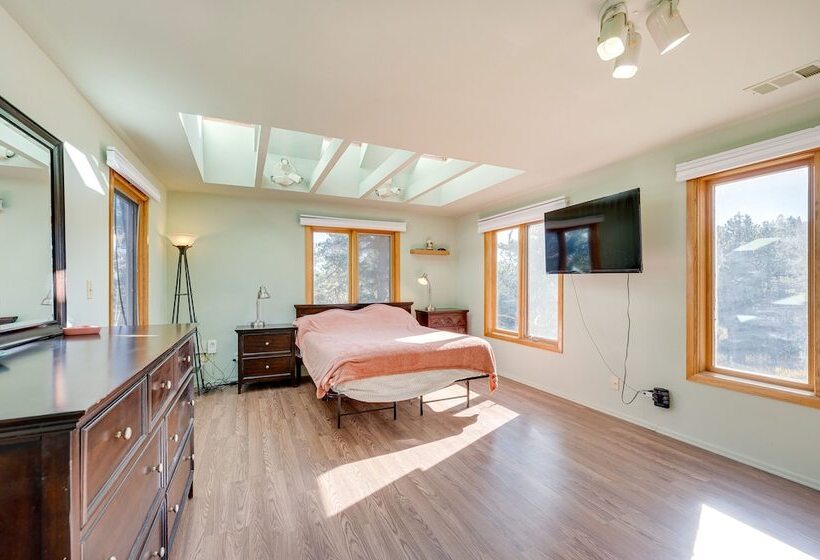 17 Mi To Town: Peaceful Pet Friendly Golden Cabin!