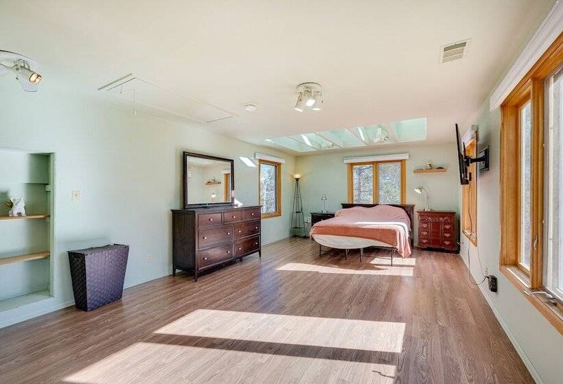 17 Mi To Town: Peaceful Pet Friendly Golden Cabin!