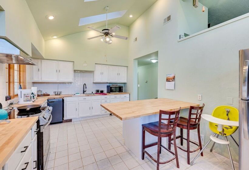 17 Mi To Town: Peaceful Pet Friendly Golden Cabin!