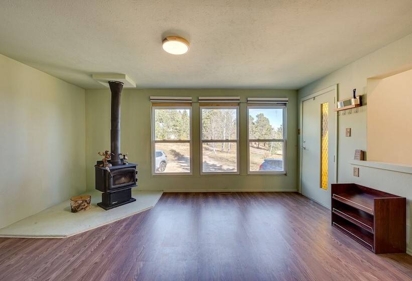 17 Mi To Town: Peaceful Pet Friendly Golden Cabin!