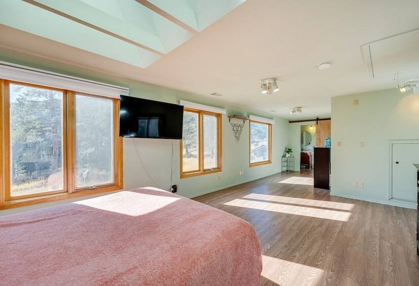 17 Mi To Town: Peaceful Pet Friendly Golden Cabin!