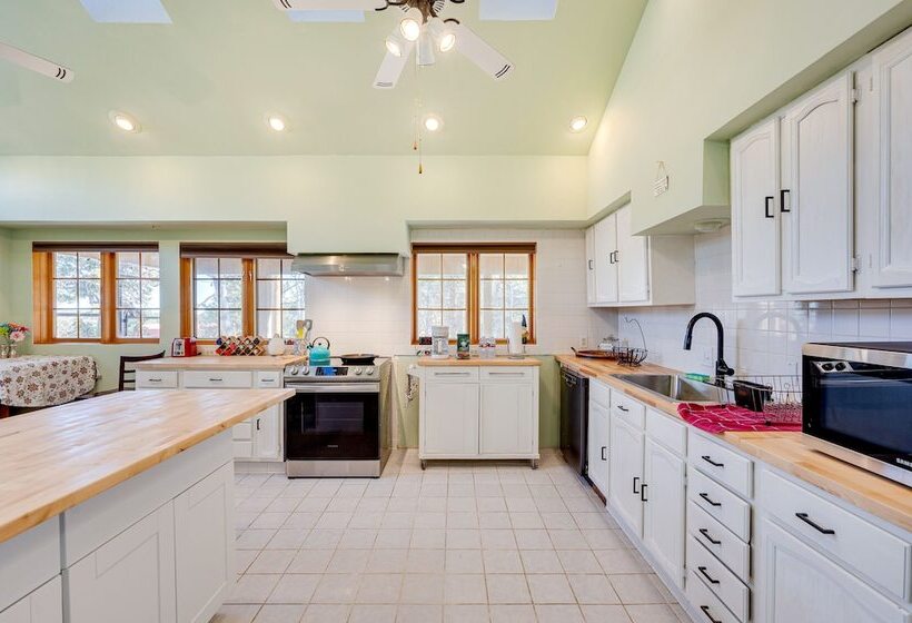 17 Mi To Town: Peaceful Pet Friendly Golden Cabin!