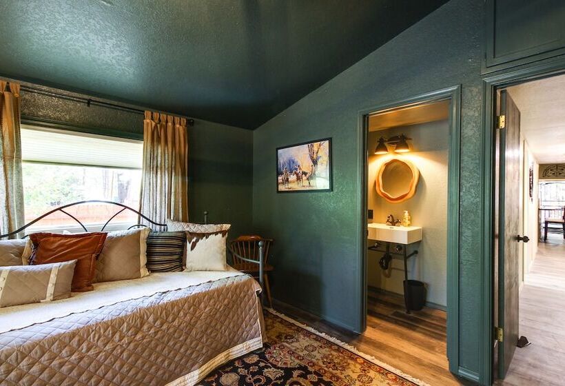 Peaceful Pinetop Hideaway W/ Yard Dog Friendly!