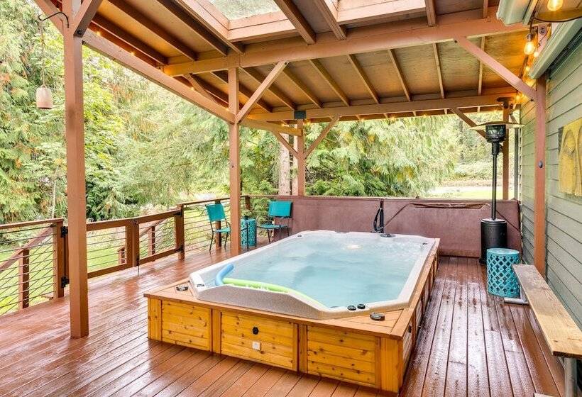 Peaceful Renton Retreat W/ Hot Tub Access!