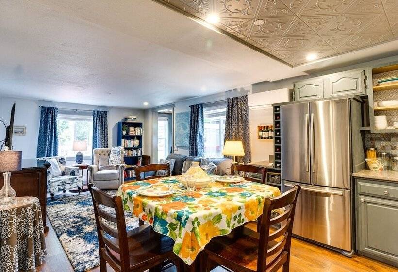 Peaceful Renton Retreat W/ Hot Tub Access!