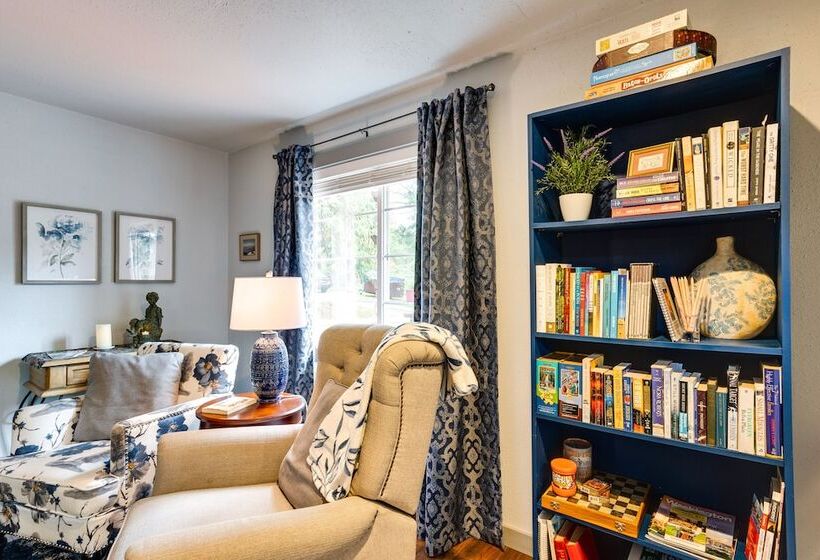 Peaceful Renton Retreat W/ Hot Tub Access!