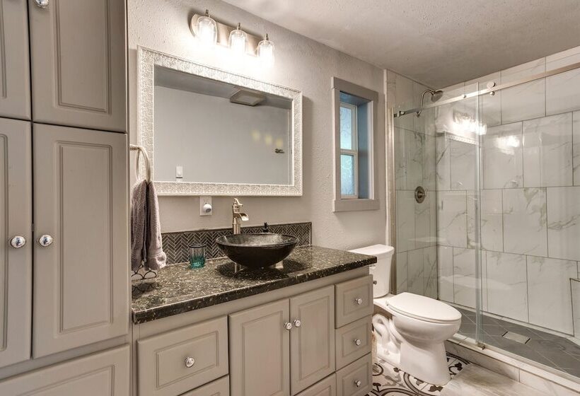 Peaceful Renton Retreat W/ Hot Tub Access!