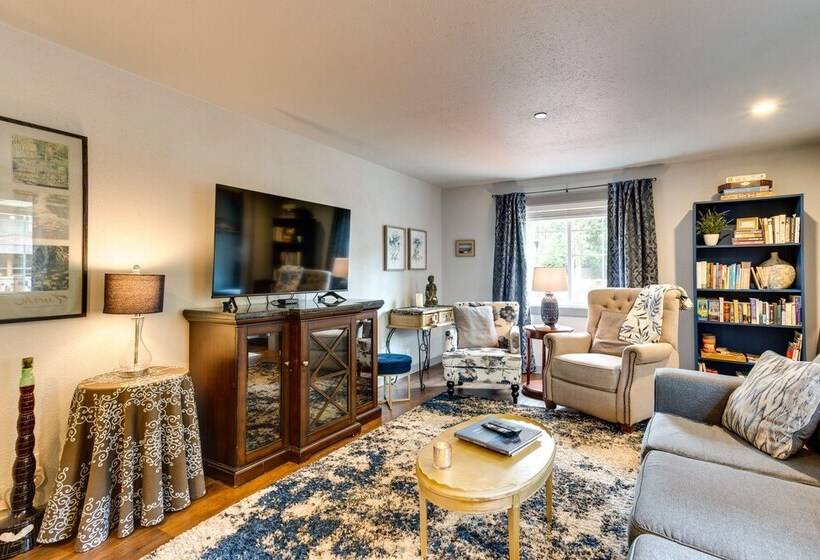 Peaceful Renton Retreat W/ Hot Tub Access!