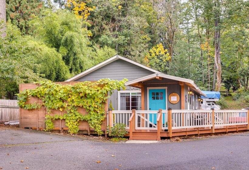 Peaceful Renton Retreat W/ Hot Tub Access!