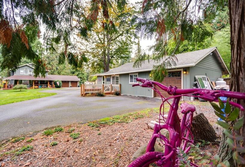 Peaceful Renton Retreat W/ Hot Tub Access!