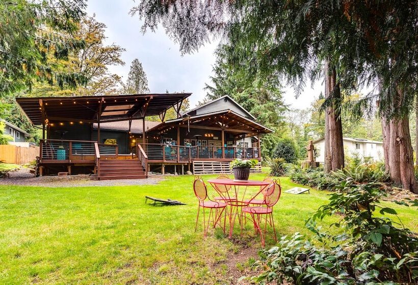 Peaceful Renton Retreat W/ Hot Tub Access!
