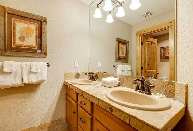 Private Pool & Hot Tub: Sunriver Retreat!