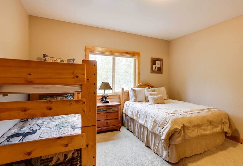 Private Pool & Hot Tub: Sunriver Retreat!