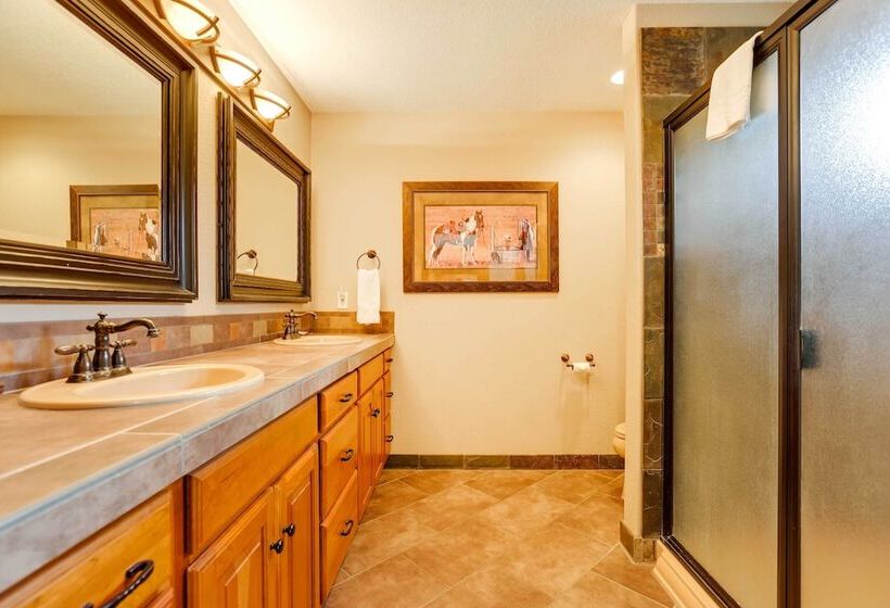 Private Pool & Hot Tub: Sunriver Retreat!