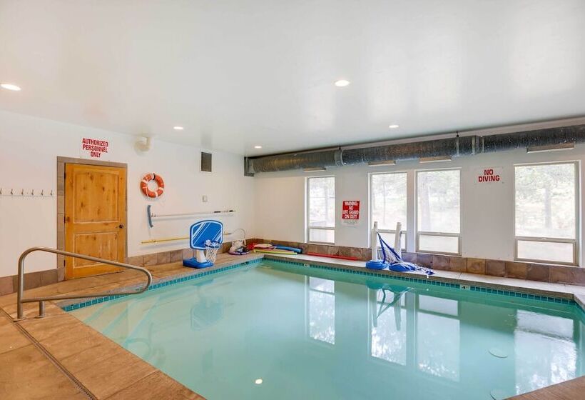 Private Pool & Hot Tub: Sunriver Retreat!