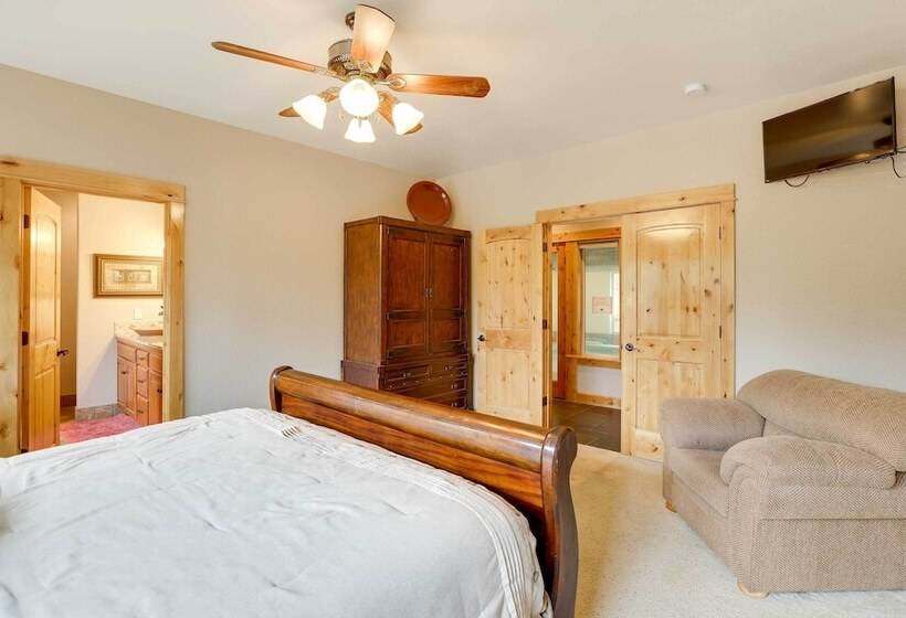 Private Pool & Hot Tub: Sunriver Retreat!