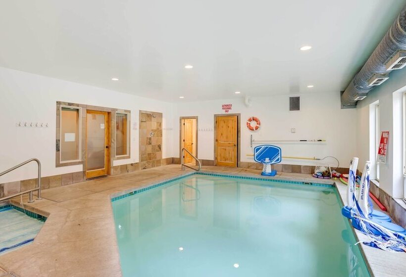 Private Pool & Hot Tub: Sunriver Retreat!