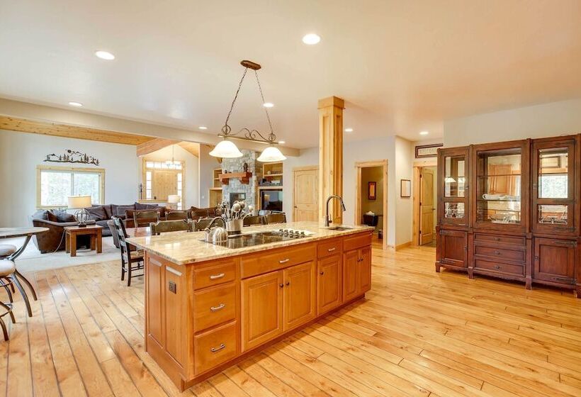 Private Pool & Hot Tub: Sunriver Retreat!