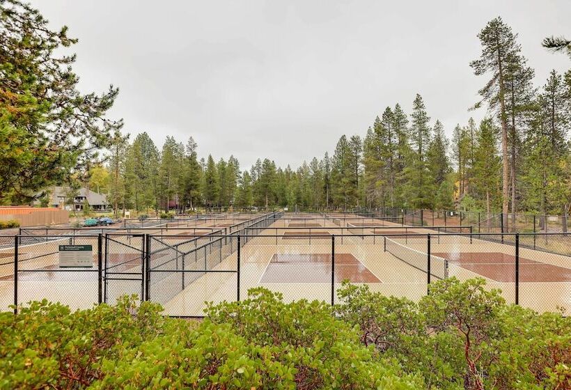 Private Pool & Hot Tub: Sunriver Retreat!